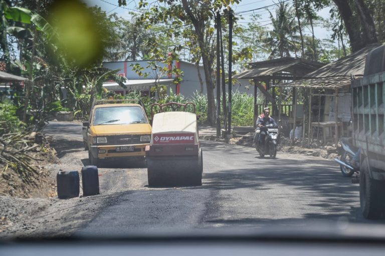 Masyarakat Diminta Ikut Mengawasi, Jalan Karangbolong-Ayah dalam Perbaikan  (Foto: Dok Pemkab Kebumen)