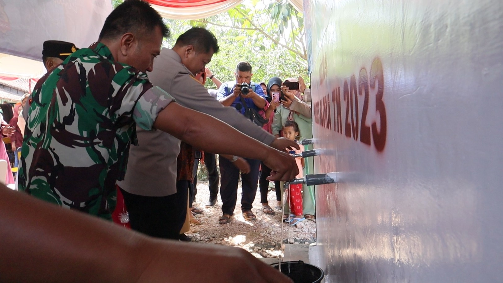 Polres Blora Serahkan Bantuan Sarana Air Bersih di Desa Gempolrejo (Foto: Dok Dinkominfo Blora)