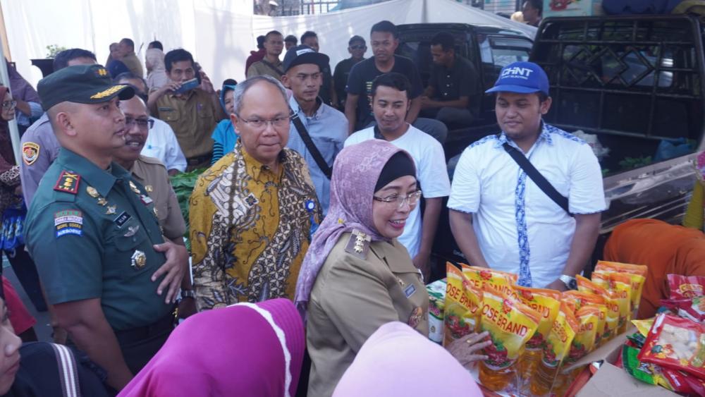 Disediakan 400 Paket Sembako, Ratusan Warga Batang Serbu Operasi Pasar Pangan Murah (Foto: Dok MC Batang)