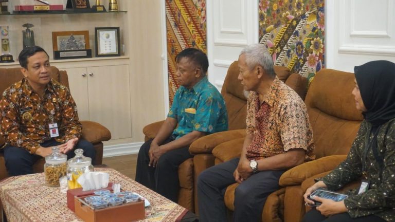 Didanai APBD, Ratusan Pekerja Rentan Diikutsertakan JKK dan JKM  (Foto: Dok Timkom Pemkot Pekalongan)
