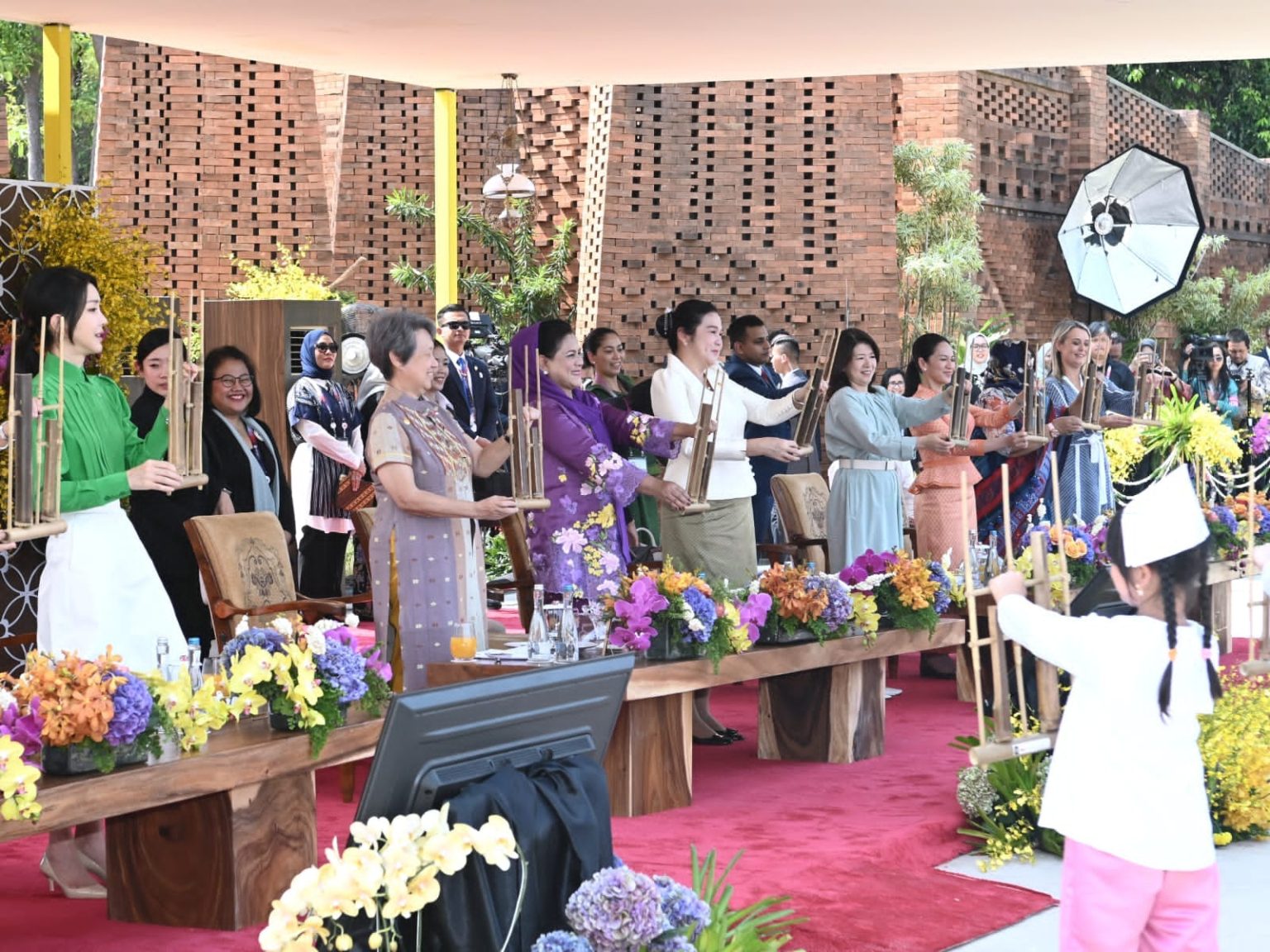 Ibu Iriana Joko Widodo bersama pendamping pemimpin negara ASEAN dan mitra saat mengikuti rangkaian Spouse Program KTT ASEAN 2023, di TMII, Jakarta, Rabu (06/09). (Foto: Dok BPMI Setpres)