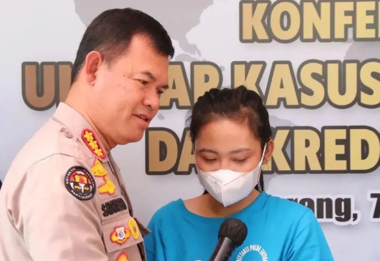 Ajukan Kredit Gunakan Ratusan KTP Tetangga, Wanita Cilacap Ditangkap Usai Bobol Kredit Rp 800 Juta (Foto: Dok Humas Polda Jateng)