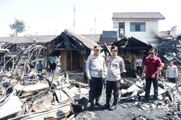 Kunjungi TKP Kebakaran Pasar Slogohimo, Kapolda Bentuk Tim Ungkap Penyebab Kebakaran (Foto: Dok Humas Polda Jateng)