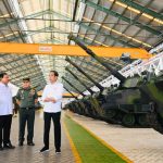 Presiden Jokowi berkunjung ke PT Pindad (Persero) di Kota Bandung, Provinsi Jawa Barat pada Selasa (19/09). (Foto: Dok BPMI Setpres)