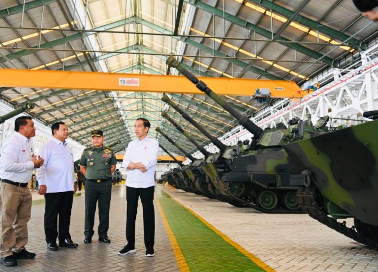 Presiden Jokowi berkunjung ke PT Pindad (Persero) di Kota Bandung, Provinsi Jawa Barat pada Selasa (19/09). (Foto: Dok BPMI Setpres)