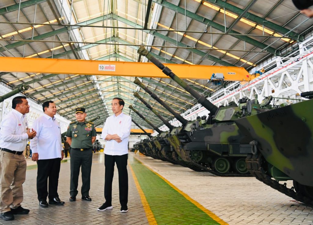 Presiden Jokowi berkunjung ke PT Pindad (Persero) di Kota Bandung, Provinsi Jawa Barat pada Selasa (19/09). (Foto: Dok BPMI Setpres)