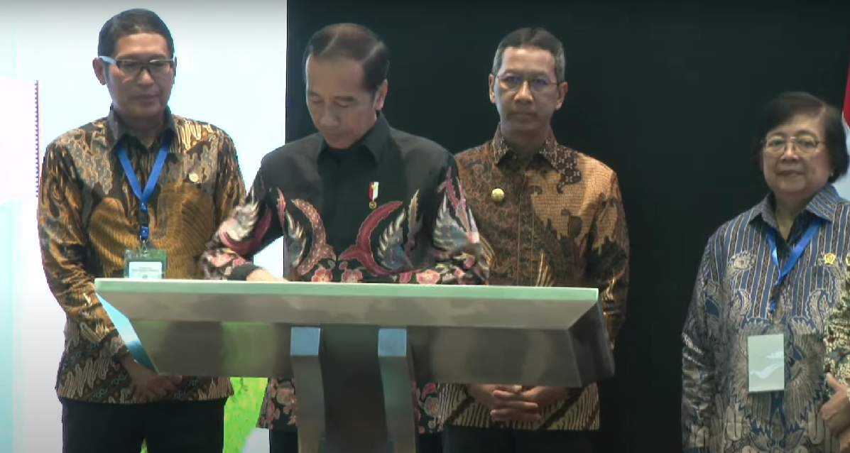 Presiden Jokowi meluncurkan sekaligus membuka Perdagangan Perdana Bursa Karbon Indonesia, di BEI, di Jakarta, Selasa (26/09). (Foto: Dok Humas Setkab)