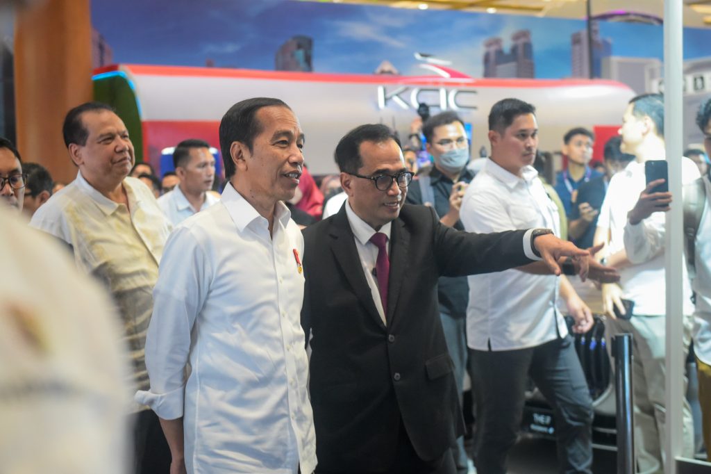 Presiden Jokowi meninjau pameran Hub Space yang mengambil tema ‘Journey to Connect Indonesia’, di Plenary Hall, Jakarta Convention Center (JCC), Jakarta, Jumat (29/09) (Foto: Dok BPMI Setpres)