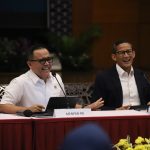 Menteri PANRB Abdullah Azwar Anas bersama Menparekraf Sandiaga Uno saat konferensi pers uji coba digitalisasi perizinan event di kantor Kemenparekraf, Jakarta, Senin (11/09) (Foto: Dok Humas KemenPANRB)