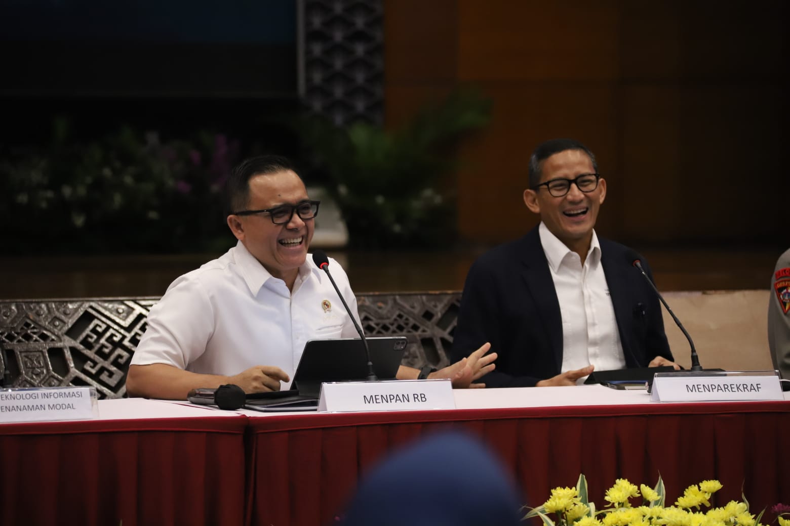 Menteri PANRB Abdullah Azwar Anas bersama Menparekraf Sandiaga Uno saat konferensi pers uji coba digitalisasi perizinan event di kantor Kemenparekraf, Jakarta, Senin (11/09) (Foto: Dok Humas KemenPANRB)