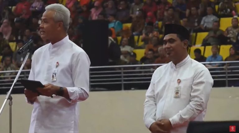 Gubernur Jateng, Ganjar Pranowo dan Wakilnya, Taj Yasin Maimoen saat berpamitan di GOR Jatidiri, Semarang, Selasa (05/09)
