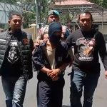 Pelaku pemerkosaan tiga santriwati di Semarang saat digelandang di Mapolres Semarang, Jumat (08/09)