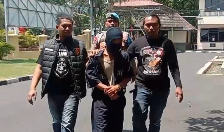 Pelaku pemerkosaan tiga santriwati di Semarang saat digelandang di Mapolres Semarang, Jumat (08/09)
