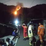 Lahan Gunung Kelir Terbakar, Polsek Banyubiru Siaga di Area Pemukiman (Foto: Dok Humas Polres Semarang)