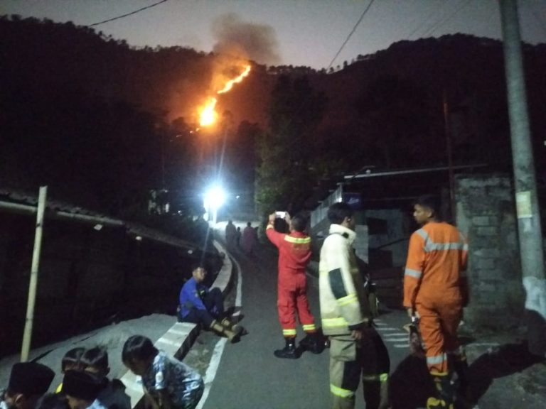Lahan Gunung Kelir Terbakar, Polsek Banyubiru Siaga di Area Pemukiman (Foto: Dok Humas Polres Semarang)