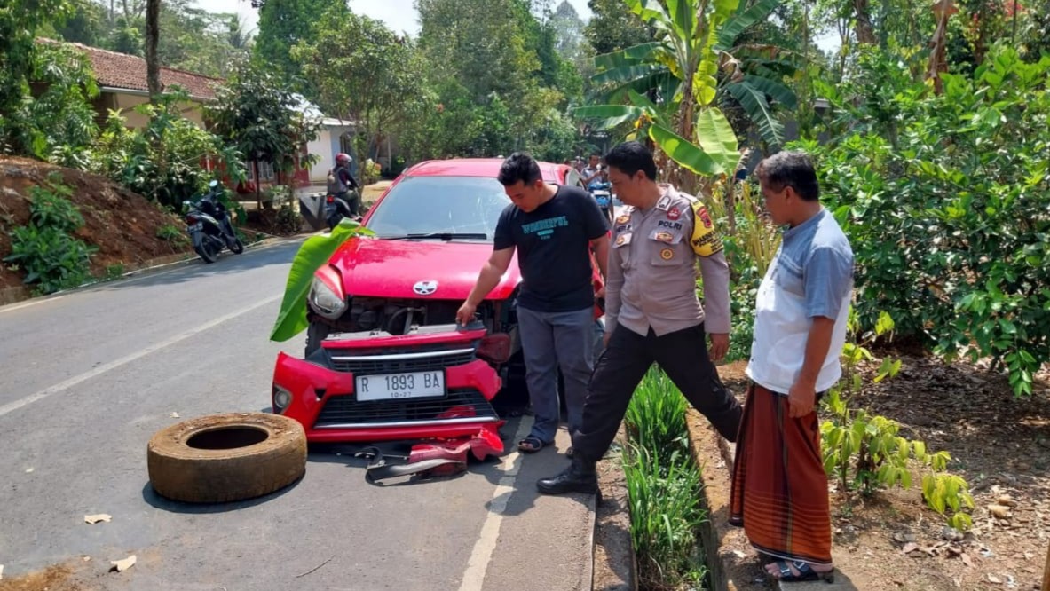Kecelakaan Tunggal, Mobil Tabrak Pal Jembatan di Kejobong Purbalingga (Foto: Dok Humas Polres Purbalingga)