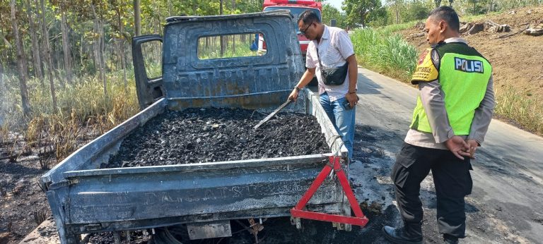Kirim Mebel dari Jepara, Sebuah Mobil Terbakar di Wirosari (Foto: Dok Humas Polres Grobogan)