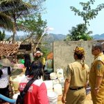 Pj Bupati Tri Harso Tinjau Ditsribusi Air Bersih di Wilayah Kekeringan (Foto: Dok Pemkab Banjarnegara)