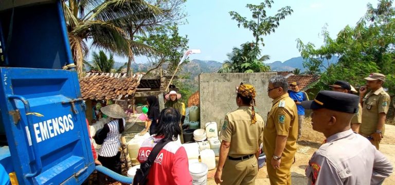 Pj Bupati Tri Harso Tinjau Ditsribusi Air Bersih di Wilayah Kekeringan (Foto: Dok Pemkab Banjarnegara)