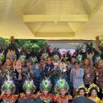 Kontingen Duta Seni Pelajar Nusantara foto bersama Ketua DPRD Makassar usai tampil di Sanggar Kesenian Batara Gowa. Sabtu (14/10). (Foto: Dok Diskominfo Boyolali)