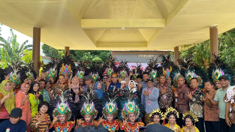 Kontingen Duta Seni Pelajar Nusantara foto bersama Ketua DPRD Makassar usai tampil di Sanggar Kesenian Batara Gowa. Sabtu (14/10). (Foto: Dok Diskominfo Boyolali)