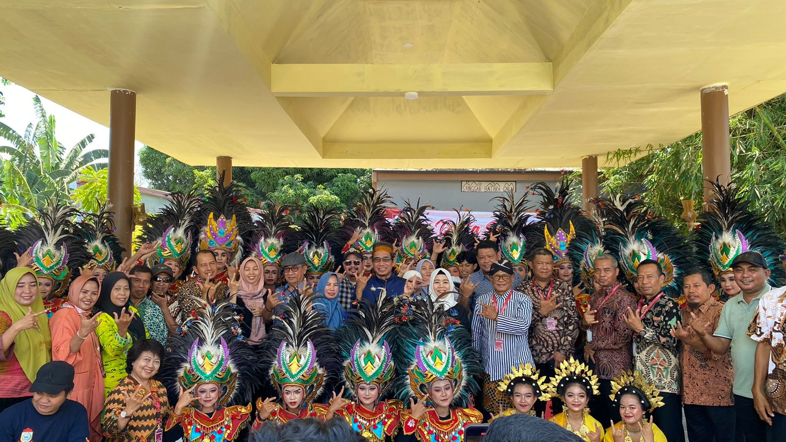 Kontingen Duta Seni Pelajar Nusantara foto bersama Ketua DPRD Makassar usai tampil di Sanggar Kesenian Batara Gowa. Sabtu (14/10). (Foto: Dok Diskominfo Boyolali)