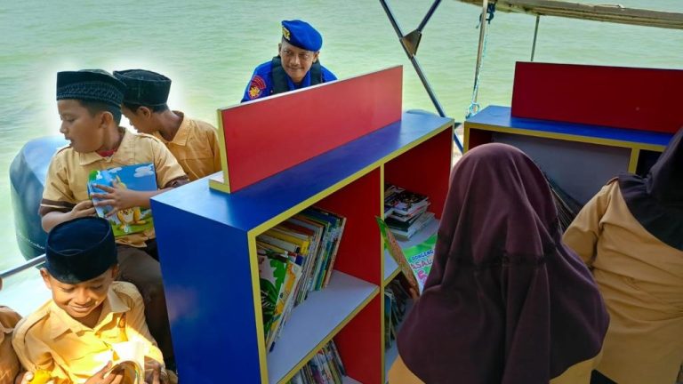 Cerdaskan Anak Bangsa, Dua Kapal Polisi Disulap Jadi Perpustakaan Terapung (Foto: Dok Humas Polres Kendal)