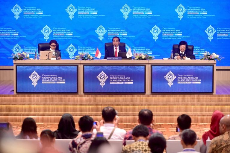 Presiden Jokowi didampingi Menlu Retno Marsudi dan Menteri LHK Siti Nurbaya Bakar memberikan keterangan pers usai Penutupan KTT AIS Forum 2023, di BNDCC, Bali, Rabu (11/10). (Foto: Dok BPMI Setpres)