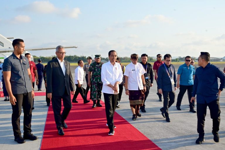 Presiden Jokowi tiba di Bandara Internasional I Gusti Ngurah Rai, Kabupaten Badung, Provinsi Bali, Selasa (10/10) sekira pukul 17.00 WITA. (Foto: Dok BPMI Setpres)