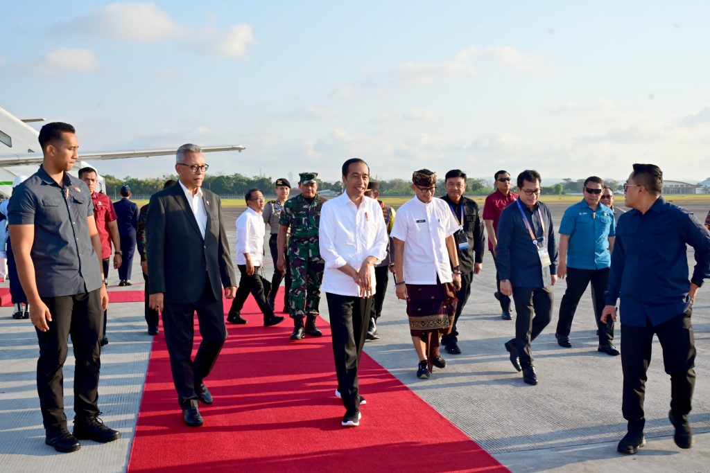 Presiden Jokowi tiba di Bandara Internasional I Gusti Ngurah Rai, Kabupaten Badung, Provinsi Bali, Selasa (10/10) sekira pukul 17.00 WITA. (Foto: Dok BPMI Setpres)