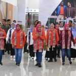 Ibu Iriana Joko Widodo bersama Ibu Hani Pramono Anung dan sejumlah anggota OASE KIM bertolak menuju Jawa Barat menggunakan KCJB Whoosh dari Stasiun Halim, Selasa (03/10). (Foto: Dok Humas Setkab)