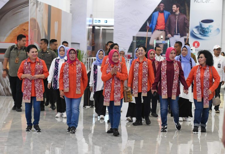 Ibu Iriana Joko Widodo bersama Ibu Hani Pramono Anung dan sejumlah anggota OASE KIM bertolak menuju Jawa Barat menggunakan KCJB Whoosh dari Stasiun Halim, Selasa (03/10). (Foto: Dok Humas Setkab)