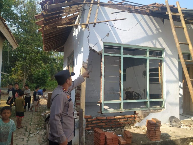 04-BBoiler Setrika Uap Meledak, Sebuah Rumah di Kedungwuni Pekalongan Rusak Parah (Foto: Dok Humas Polres Pekalongan)