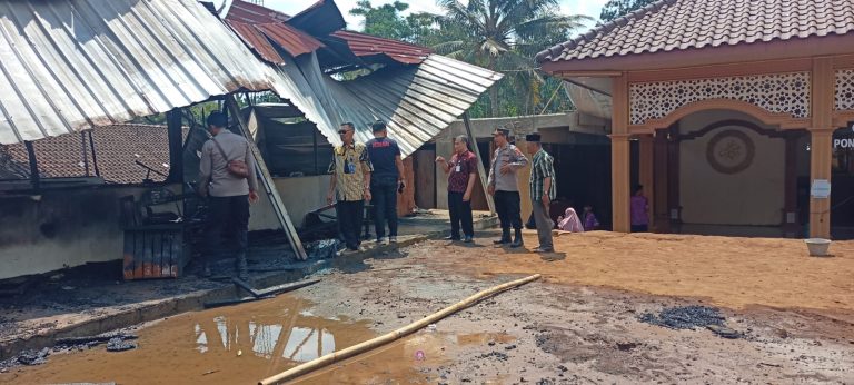 Gudang Ponpes Darul Amanah Kecamatan Jambu Terbakar, Tidak Ada Korban Jiwa (Foto: Dok Humas Polres Semarang)