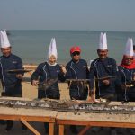 Pencatatan Rekor Muri “Membakar Ikan oleh Pejabat Terbanyak” di Desa Wisata Bahari Telukawur, Kecamatan. Tahunan. (Foto: Dok Diskominfo Jepara)