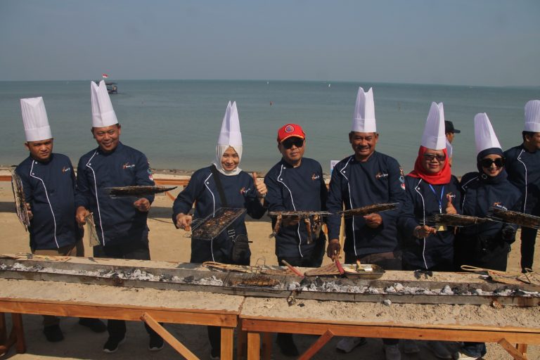 Pencatatan Rekor Muri “Membakar Ikan oleh Pejabat Terbanyak” di Desa Wisata Bahari Telukawur, Kecamatan. Tahunan. (Foto: Dok Diskominfo Jepara)