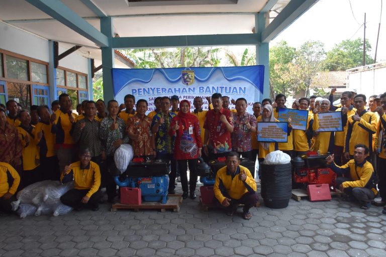 Bupati Serahkan Bantuan Sapras kepada 7 Kelompok Usaha Nelayan (Foto: Dok Kominfo Demak)