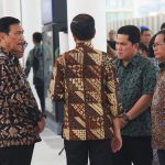 Presiden Jokowi berbincang dengan Menko Marves Luhut Binsar Pandjaitan, Seskab Pramono Anung, Menhub Budi Karya Sumadi, dan Menteri BUMN Erick Thohir berdiskusi di Stasiun Padalarang, Bandung, Jawa Barat, Senin (02/10). (Foto: Dok Humas Setkab)