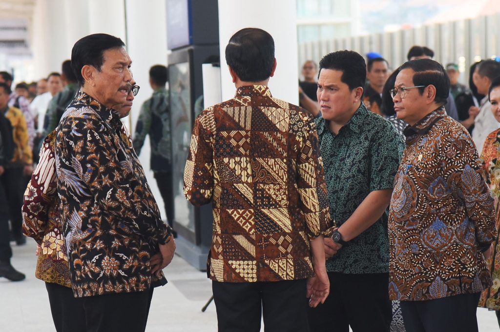 Presiden Jokowi berbincang dengan Menko Marves Luhut Binsar Pandjaitan, Seskab Pramono Anung, Menhub Budi Karya Sumadi, dan Menteri BUMN Erick Thohir berdiskusi di Stasiun Padalarang, Bandung, Jawa Barat, Senin (02/10). (Foto: Dok Humas Setkab)