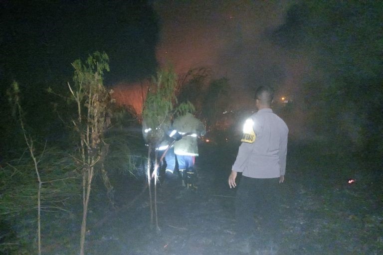 Diduga Ada Pembakaran Sampah, Lahan Bekas PG Kersana Terbakar (Foto: Dok Humas Polres Brebes)