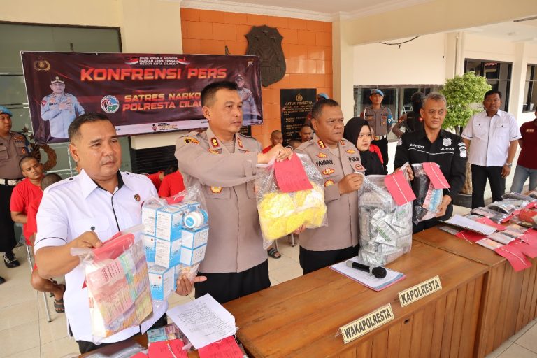 Dua Pekan, 51.967 Butir dan 15 Penjual Obat Berbahaya Diamankan Satresnarkoba Polres Cilacap (Foto: Dok Humas Polresta Cilacap)
