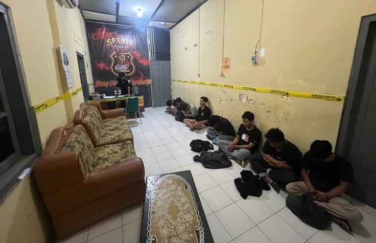 Sedang Asyik Pesta Miras di Tanggul Pinggiran Terminal, 8 Warga Diamankan Tim Sparta (Foto: Dok Humas Polresta Surakarta)