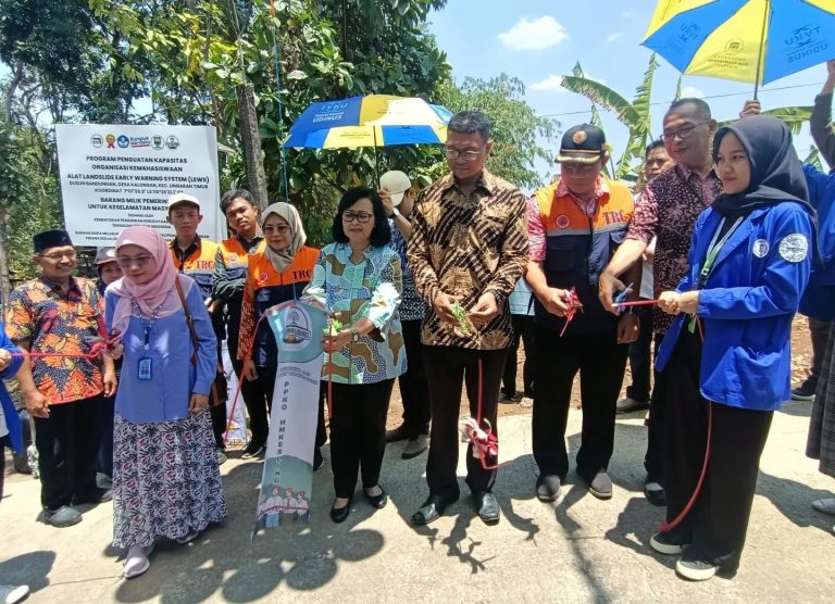 Dipasang di Kalongan, Dua Alat Peringatan Dini Deteksi Tanah Longsor dari Kemenristek (Foto: Dok Diskominfo Semarang)