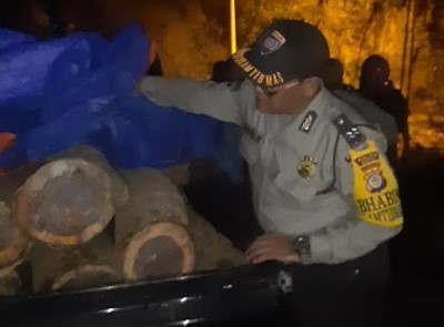 Polsek Dlingo Tangkap 2 Pelaku Penebangan Liar, Barang Bukti Kayu Sonokeling Diamankan (Foto: Dok Humas Polres Bantul)