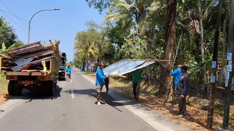 Satpol PP Purworejo Tertibkan Reklame dan Alat Peraga Sosialisasi Tak Berizin (Foto: Dok Pemkab Purworejo)