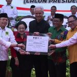 Penyerahan plakat rekomendasi pencalonan capres-cawapres kepada Ganjar dan Mahfud, Rabu (18/10) di kantor DPP PDIP, Jalan Diponegoro, Jakarta Pusat.