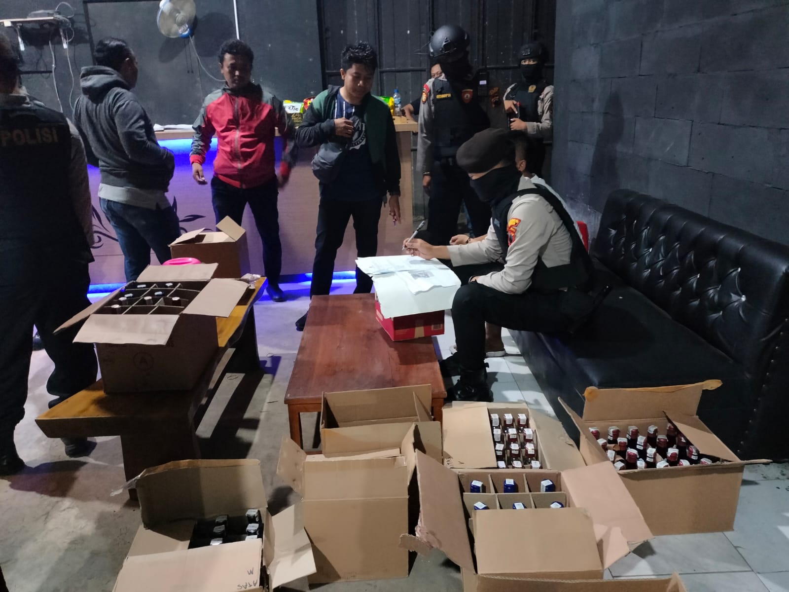 Polres Kudus Sita 115 Botol Miras dari Tempat Karaoke di Jati