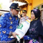 Ratusan Warga Desa Bulu Terima Bantuan Beras Badan Pangan Nasional (Foto: Dok Pemkab Temanggung)