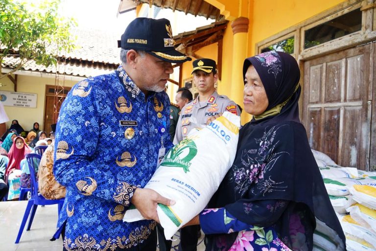 Ratusan Warga Desa Bulu Terima Bantuan Beras Badan Pangan Nasional (Foto: Dok Pemkab Temanggung)