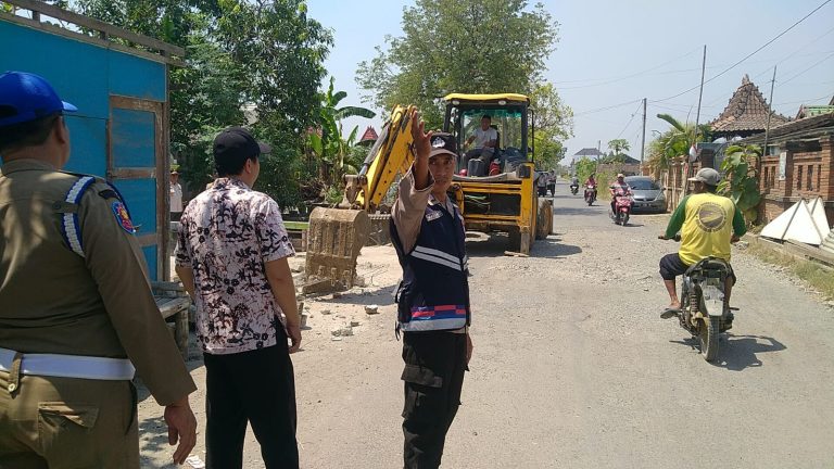Delapan Bangunan di Kali Banteng Bumimulyo Dibongkar, Polsek Batangan Lakukan Pengamanan (Foto: Dok Humas Polresta Pati)
